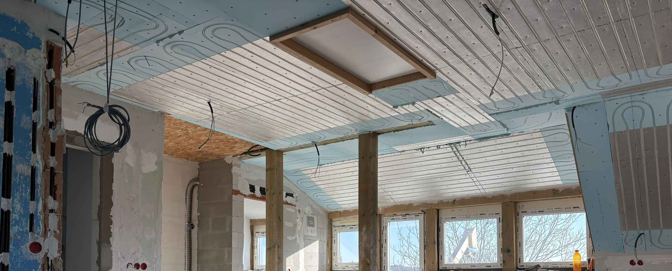 Lámpa és kamera kiállások hűtő-fűtő panelekkel szerelt mennyezeten