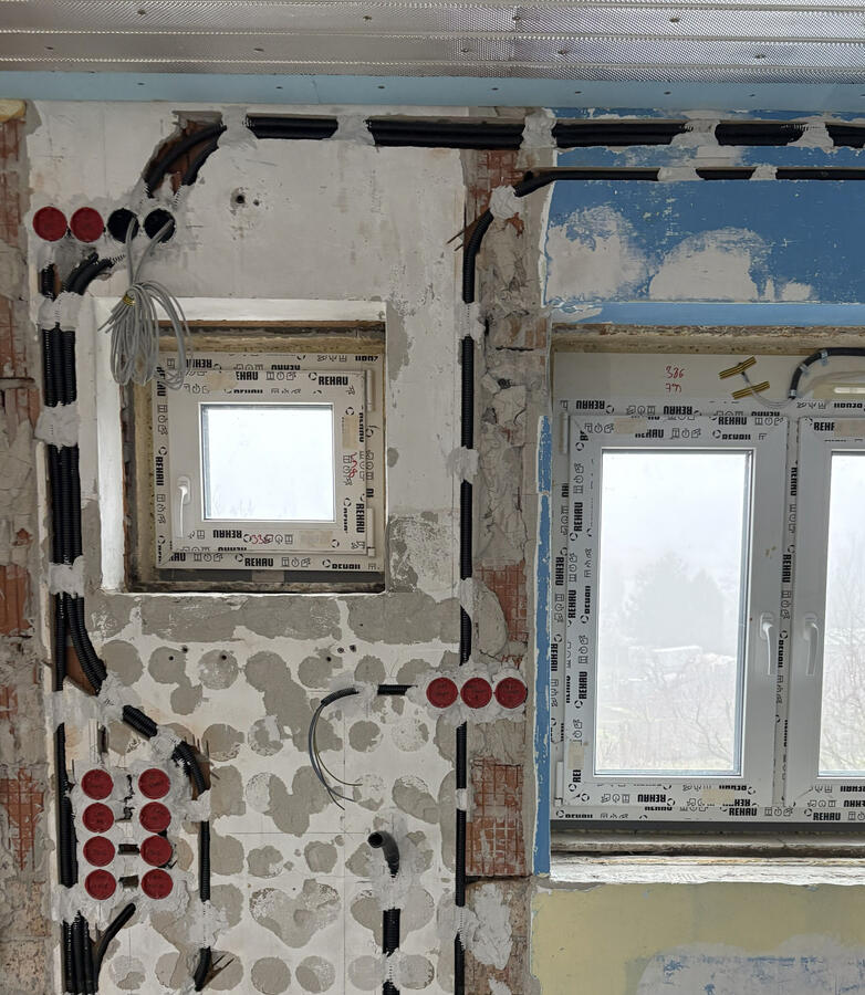 Munkahely előkészítese konnektorokkal, internet csatlakozókkal, fali lámpákkal